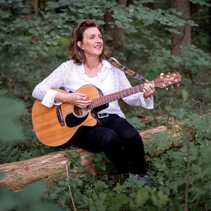Dagmar Henkel mit ihrer Gitarre